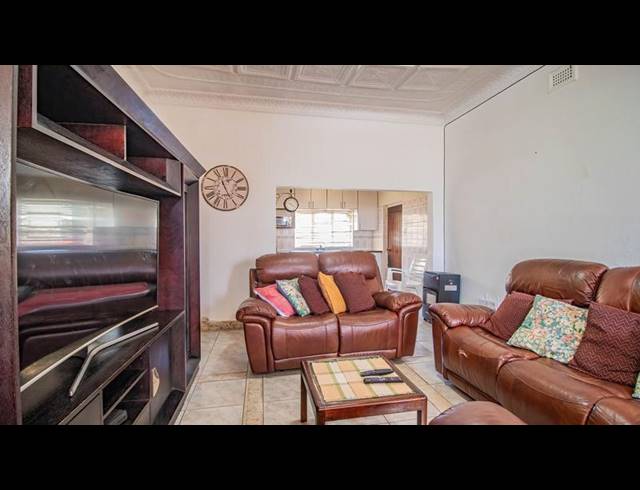 3 BEDROOM HOUSE FOR SALE IN BEZUIDENHOUT VALLEY